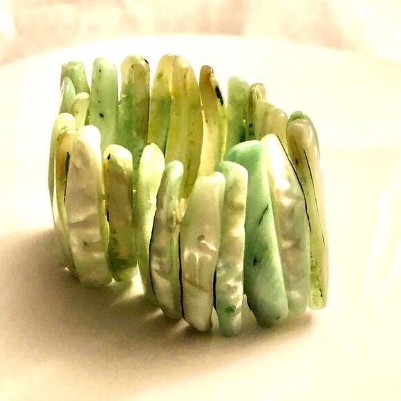 Mother of Pearls stretch Bracelet - Picture 2 of 6